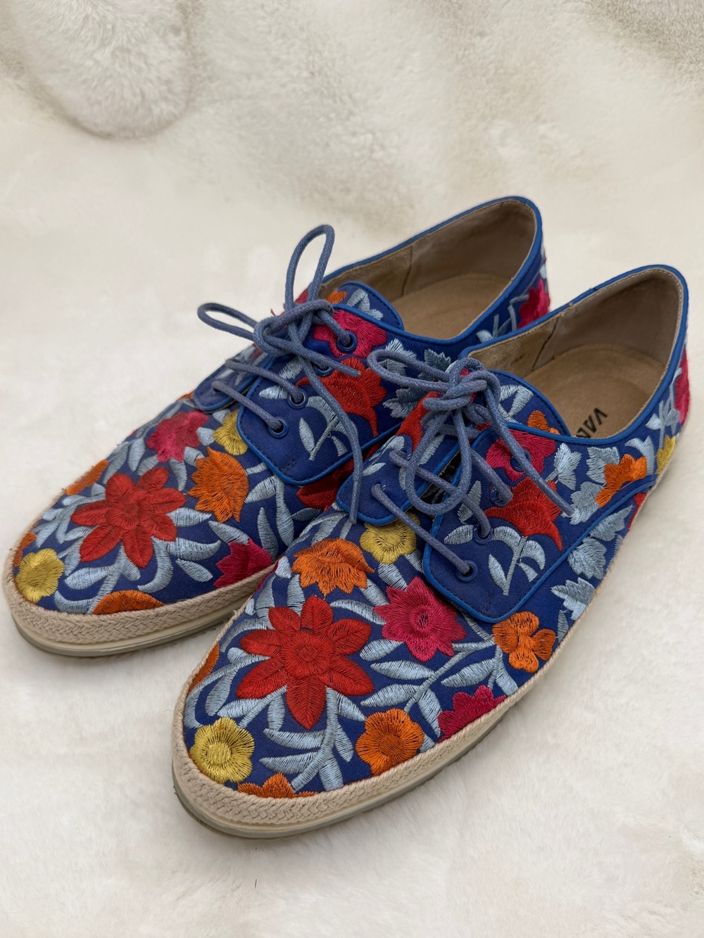 Vaneli Sport Floral Embroidered Sneakers Espadrille Boho Size 9.5 M